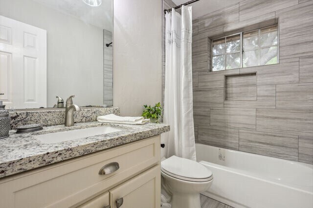 Building Photo - 18617 Hiddenbay Way