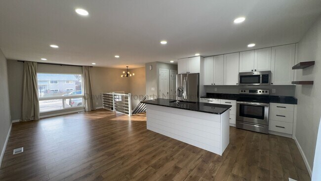 Building Photo - Updated 5 Bedroom House Near Memorial Park