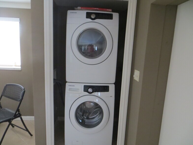 Building Photo - 16 SW 1st Ave