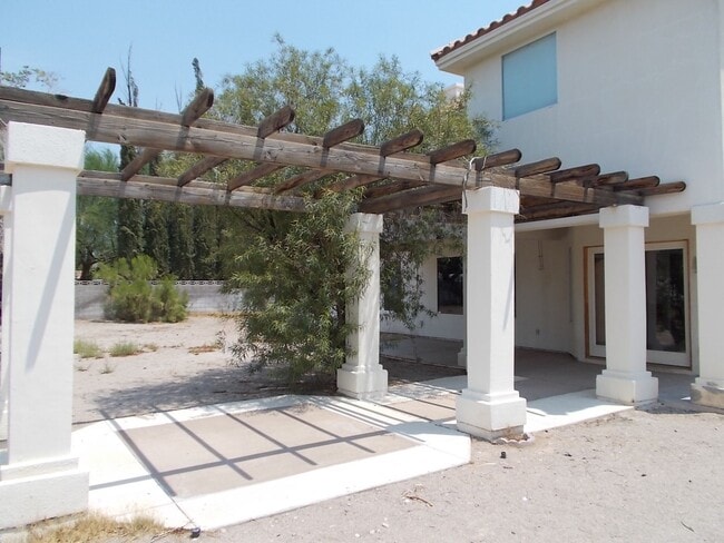 Building Photo - Spacious Estate on Nearly an Acre!
