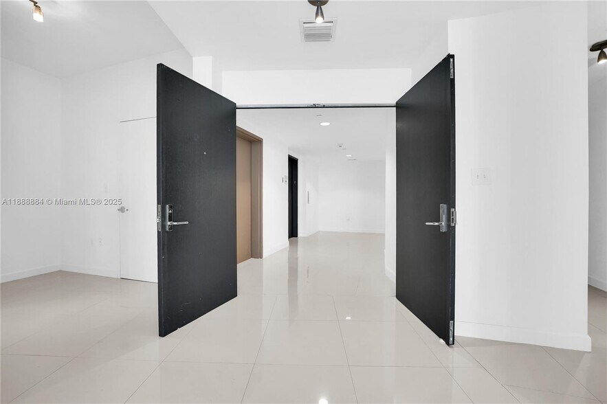 Building Photo - 900 Biscayne Blvd