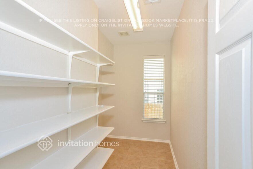 Building Photo - 710 Campion Red