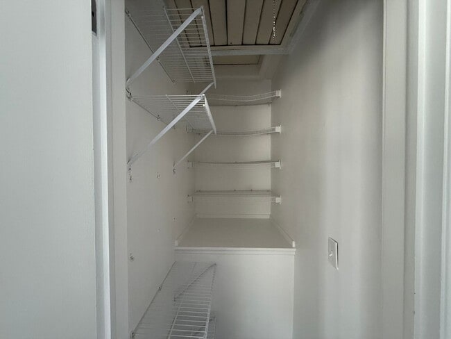 Building Photo - Beautifully Updated 2 Bed, 1 Bath Home for...