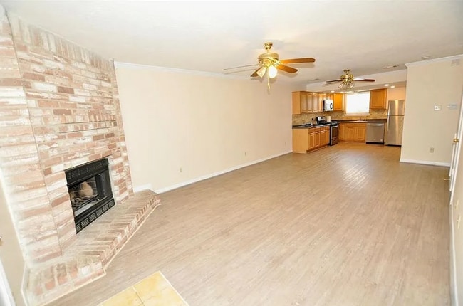 Building Photo - 2 Bedroom, 1.5 Bath Townhome – Modern Comf...