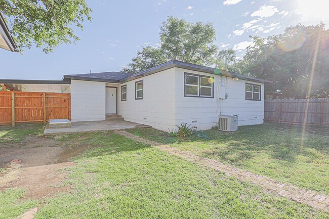 Building Photo - Pre Leasing for fall 2026! 4/2 in Medical District