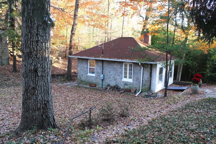 cottage - 2948 Albemarle St NW