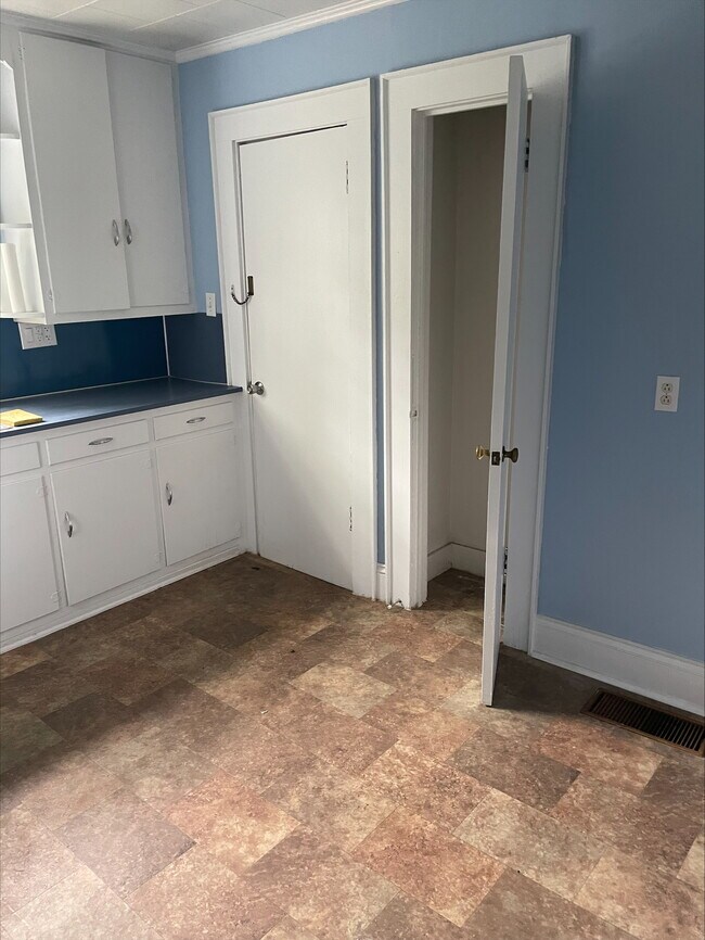 Building Photo - 713 S Cedar St