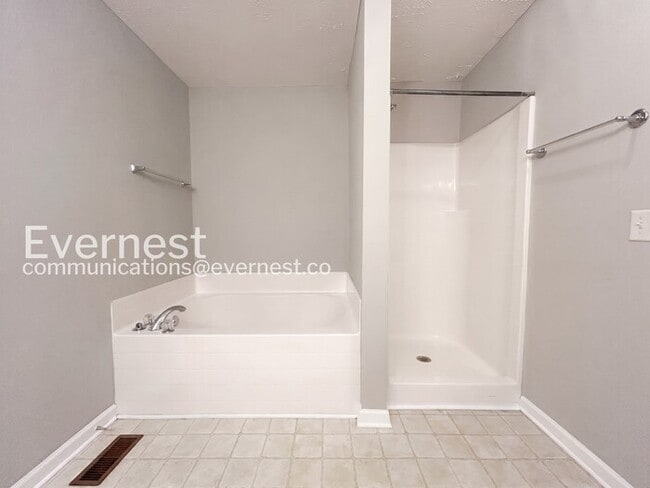 Building Photo - 2 Bed, 2.5 Bath Home with Fenced Yard & Garage / Available Now!