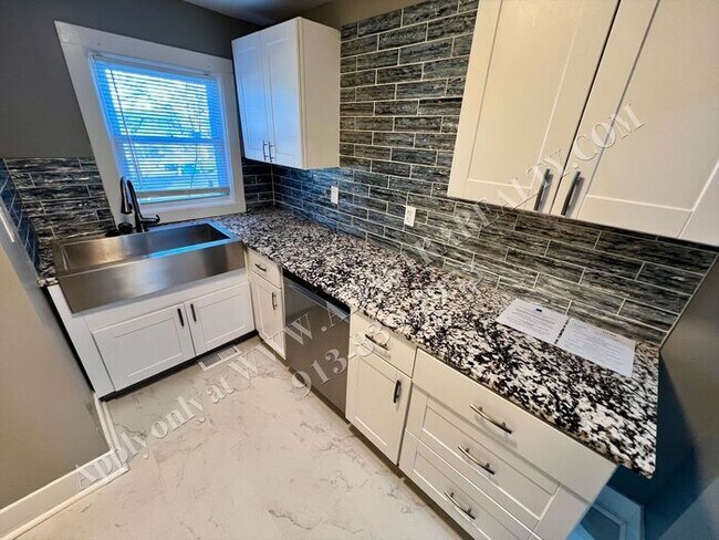 Building Photo - MOVE IN SPECIAL!! Updated 4 Bed 3 Bath Home in KCMO-Available NOW!! MOVE IN SPECIAL $200 OFF 2nd ...