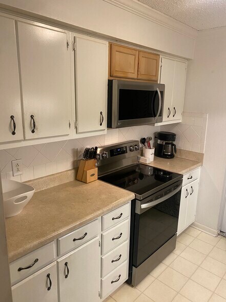 Building Photo - 210 Summit Ridge Dr