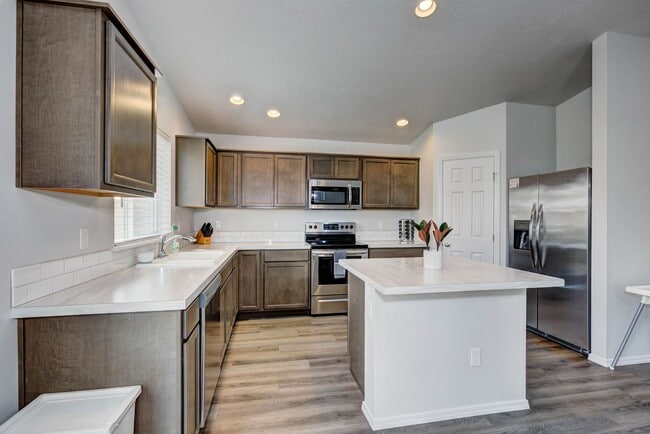 Building Photo - 4 bed 2 bath home for rent