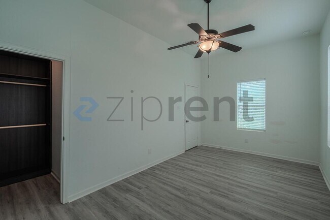 Building Photo - Unit