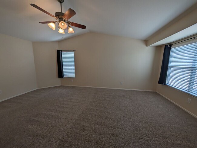 Building Photo - 4 Bedroom 2.5 Bathroom Lakewood Home