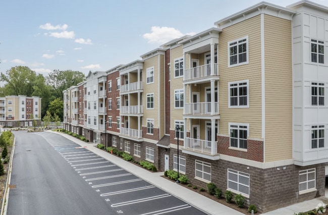 Primary Photo - Luxury 1- & 2-Bedroom Apartments in Paramu...