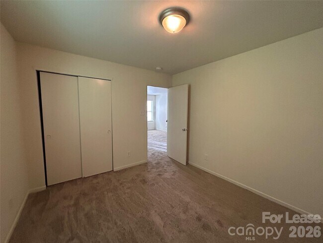 Building Photo - 3015 Meadow Knoll Dr