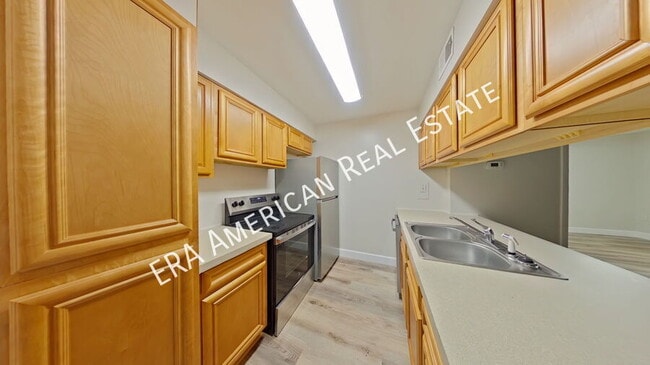 Building Photo - 613 Colonial Dr