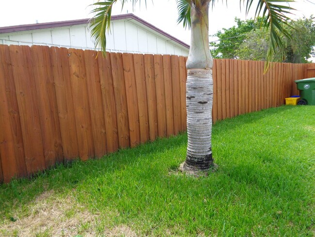 Building Photo - 3601 Lakewood Rd