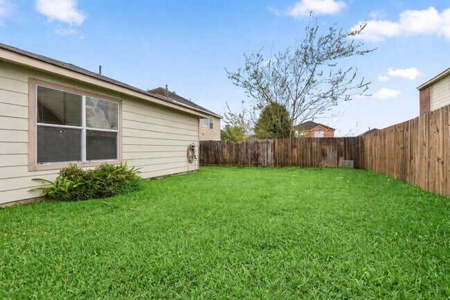 Building Photo - 1614 Wooded Acres Dr