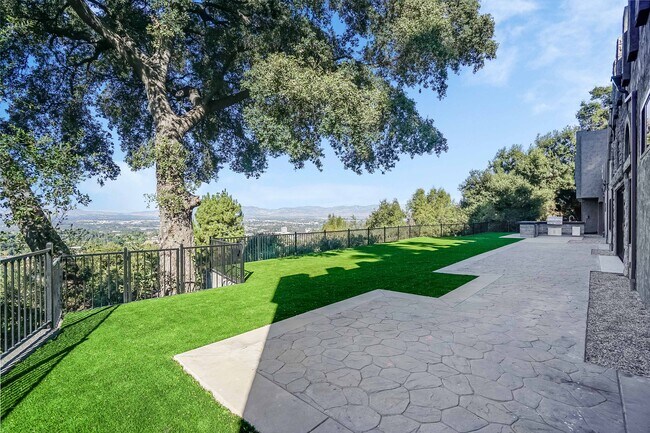 Building Photo - 15851 Mulholland Pl