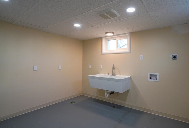 Building Photo - Spacious 4 Bedroom on Upriver Drive