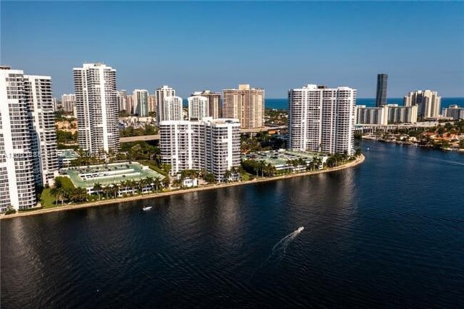 Building Photo - 3600 Mystic Pointe Dr