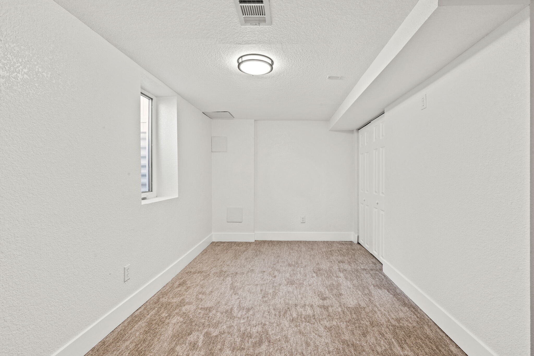 Building Photo - 1557 W Dakota Ave