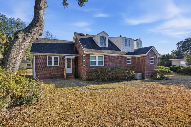 Building Photo - 32 Moore Dr