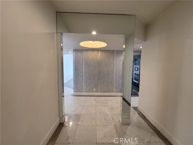 Building Photo - 450 N Oakhurst Dr