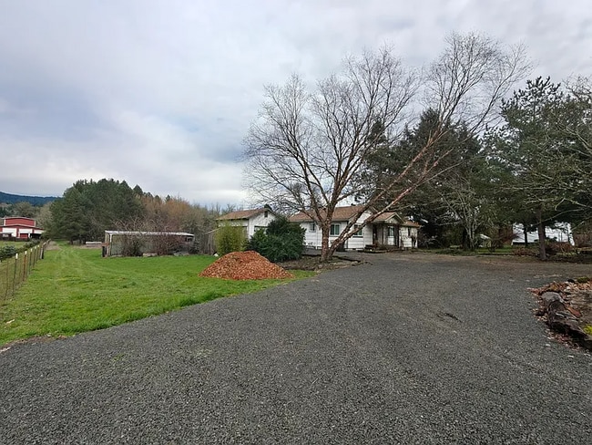 Building Photo - 405 NW Lewisburg Ave