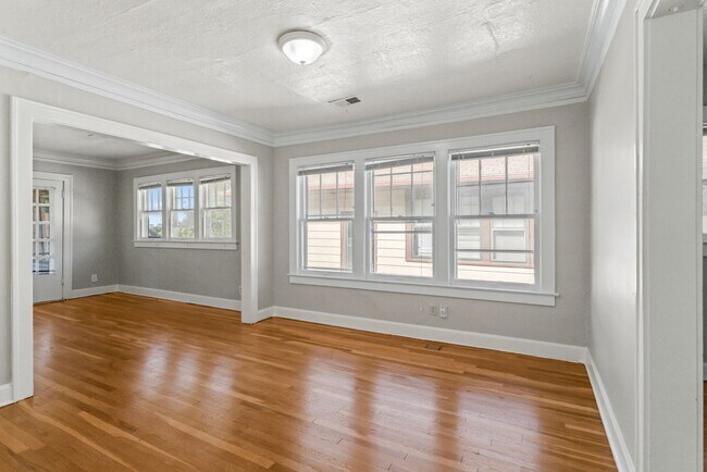 Building Photo - Charming 2-Bedroom Apartment Near UMKC – Hardwood Floors & Pet-Friendly Living in Kansas City $13...