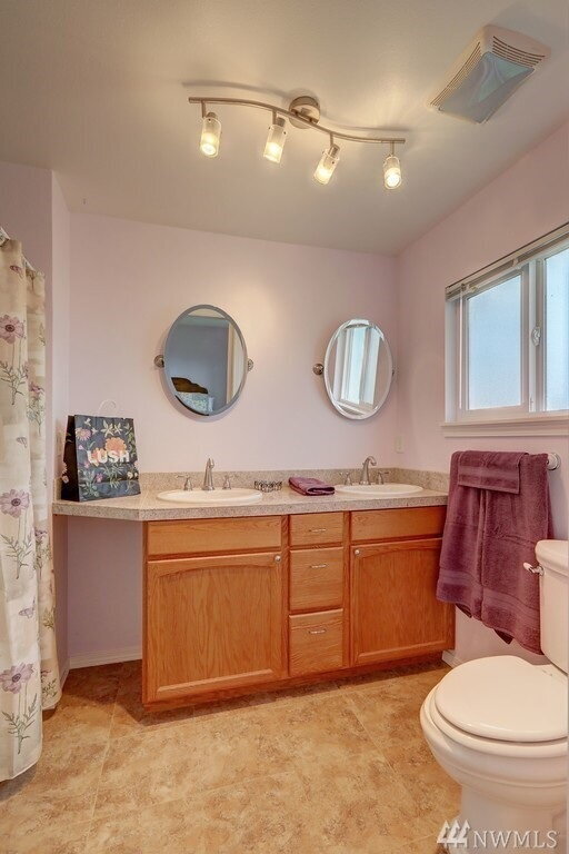 Building Photo - Comfortable 3BR/2BA Home in Kent – Fenced Backyard & Deck