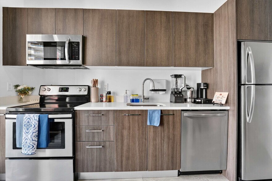 Building Photo - 404 NE 2nd Ave