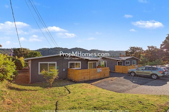 Building Photo - Updated Two Bedroom Unit in St Johns!