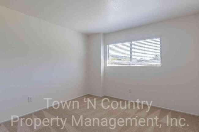 Building Photo - 3 Bedroom, 2 Bath Creekside Condo Available Now!