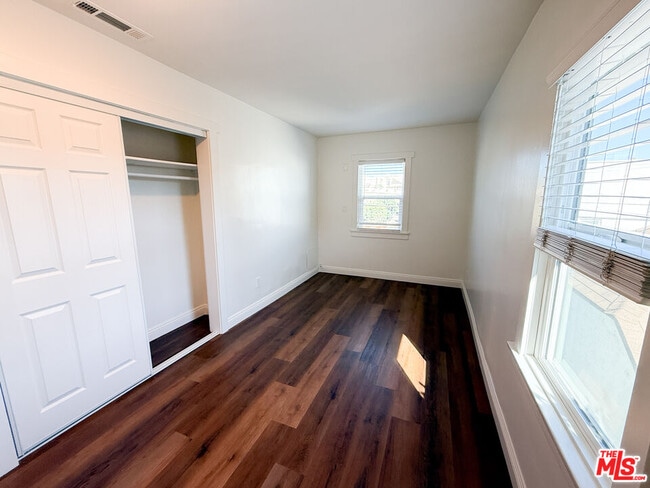 Building Photo - 338 S Benton Way