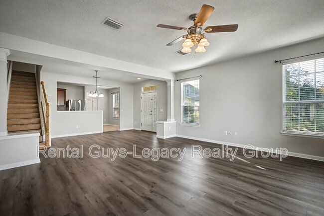 Building Photo - 6986 Roundleaf Dr