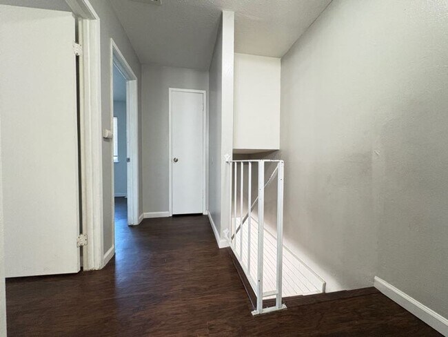 Building Photo - Charming Two Bedroom Condo