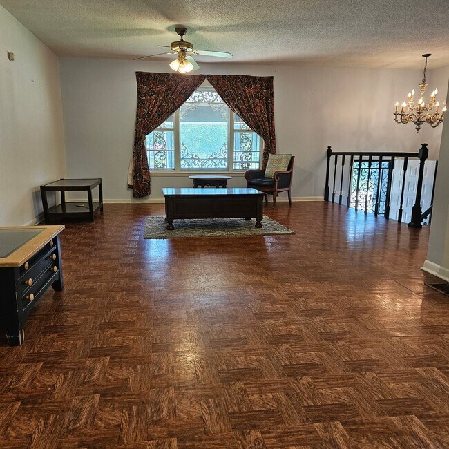 Building Photo - 5 bedroom/2 bath split-level home