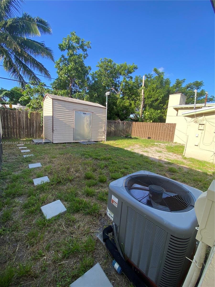 Building Photo - 6140 SW 37th Ct