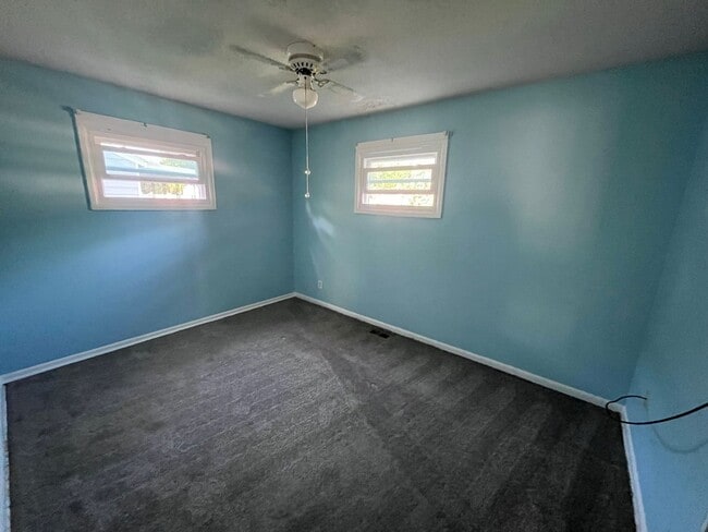 Building Photo - Cute 2 Bedroom 1 Bath