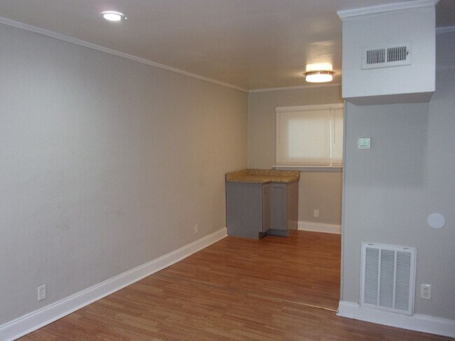 Building Photo - 2 Bedroom 1 Bath Townhome Minutes to Uptow...