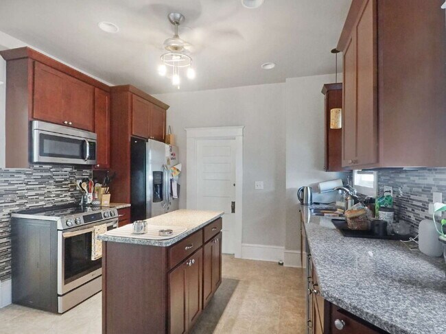 Building Photo - Charming 3 bedroom home in Uptown. Pets Welcome!