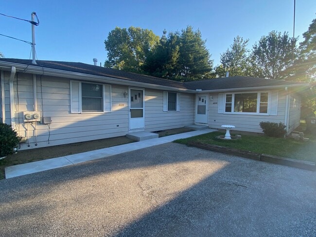 Building Photo - 2218 Midland Dr