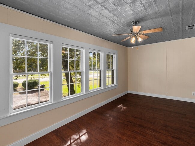 Building Photo - 107 St John St