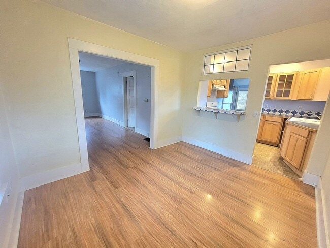 Building Photo - Are you looking for a short 6 Month Lease? | Cozy 1 Bed, 1 Bath Home in Desirable SE Portland