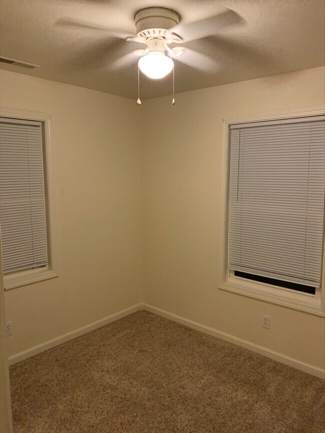 Building Photo - 1014 N Hodson Ave