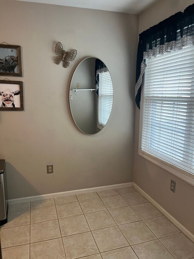 Building Photo - Stunning 3 Bedroom Townhome !