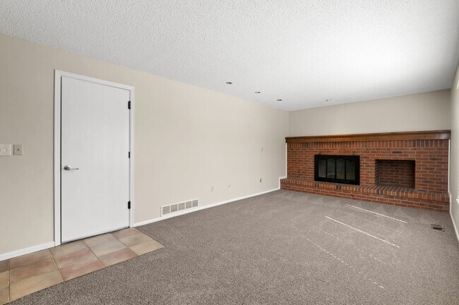 Building Photo - House in Littleton with Great Outdoor Space