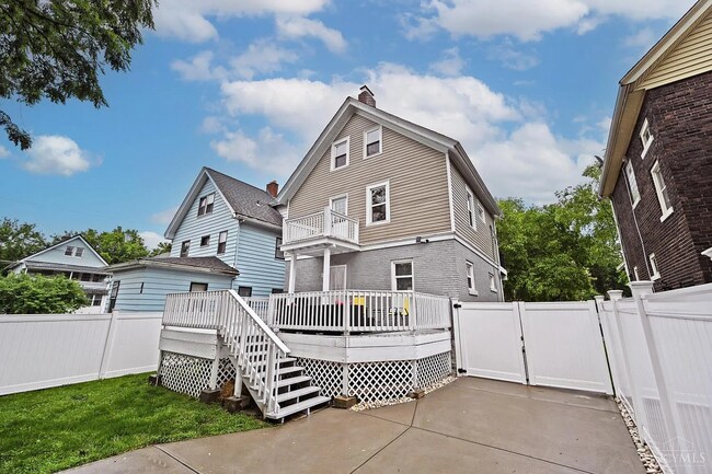 Building Photo - 3423 Algona Pl