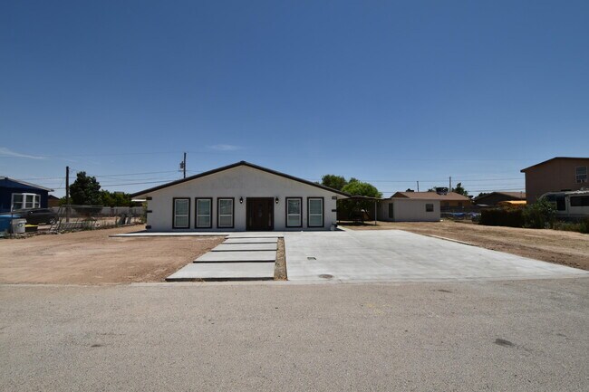 Building Photo - 330 Plantation Dr